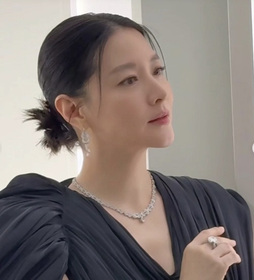 Lee Young Ae khoe cận nhan sắc ở tuổi 52, vẻ ngoài ra sao mà đánh bại cả cam thường? - Ảnh 1.