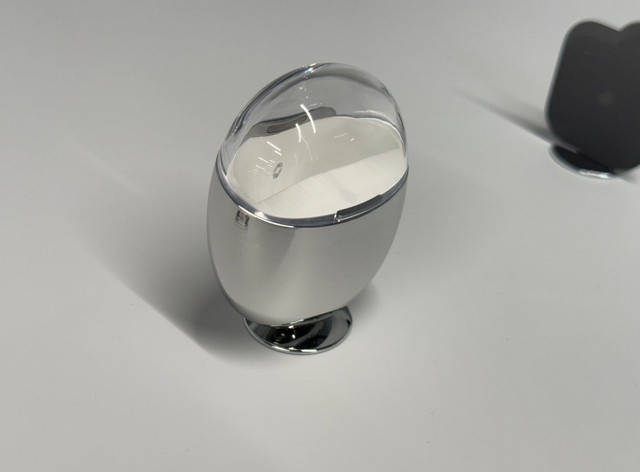 Cựu nhân viên thiết kế Apple ra mắt thiết bị AI: Một chiếc pin cài áo với tham vọng lật đổ thế giới smartphone - Ảnh 3.