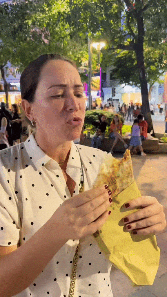 Kh&aacute;ch T&acirc;y trầm trồ trước pizza kiểu Việt Nam, nhận x&eacute;t n&oacute; thật sự gi&agrave;u hương vị - Ảnh 3.