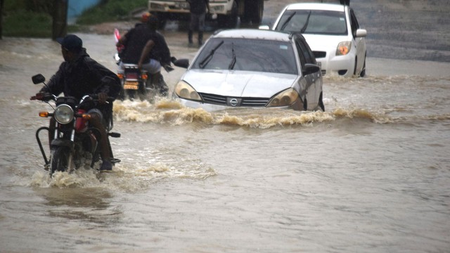 Lũ lụt tồi tệ nhất trong nhiều thập kỷ ở Somalia và Kenya khiến hàng chục người tử vong - Ảnh 6.
