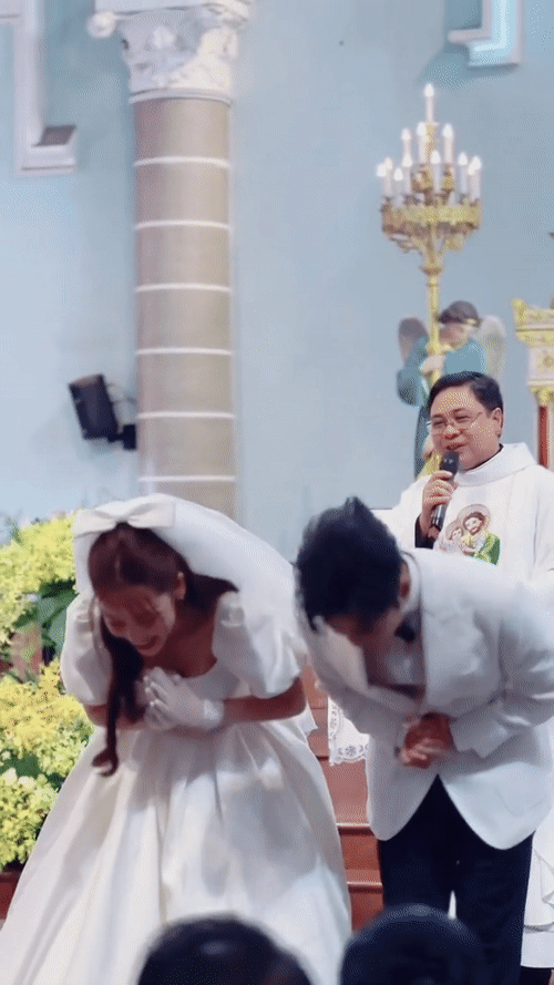 Puka và Gin Tuấn Kiệt tổ chức đám cưới ở nhà thờ vào sáng nay: Cô dâu suýt rơi nhẫn, hé lộ sao nữ Vbiz bắt được hoa - Ảnh 4.