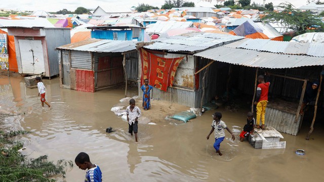 Lũ lụt tồi tệ nhất trong nhiều thập kỷ ở Somalia và Kenya khiến hàng chục người tử vong - Ảnh 5.