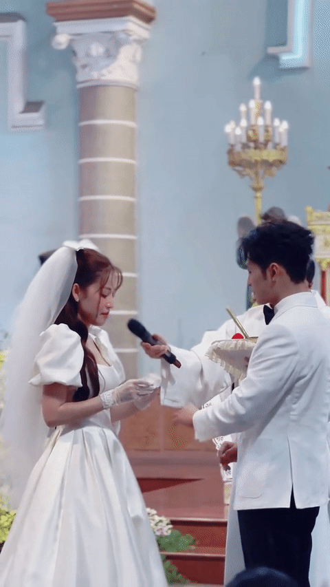 Puka và Gin Tuấn Kiệt tổ chức đám cưới ở nhà thờ vào sáng nay: Cô dâu suýt rơi nhẫn, hé lộ sao nữ Vbiz bắt được hoa - Ảnh 3.