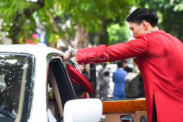 Đo&agrave;n Văn Hậu c&oacute; h&agrave;nh động tinh tế 10 điểm khi đ&oacute;n n&agrave;ng Do&atilde;n Hải My l&ecirc;n xe hoa tiền tỉ về Th&aacute;i B&igrave;nh - Ảnh 5.