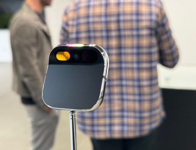 Cựu nhân viên thiết kế Apple ra mắt thiết bị AI: Một chiếc pin cài áo với tham vọng lật đổ thế giới smartphone - Ảnh 1.