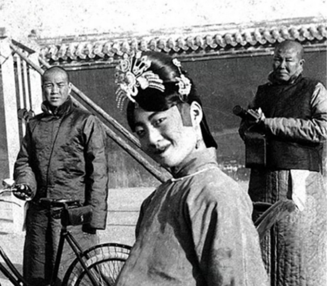 Ảnh cũ nhà Thanh: Uyển Dung diện đồ dạo phố tạo dáng chụp hình, phu kéo xe làm hành động khiến ai cũng cười theo