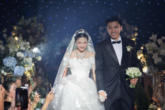 Váy cưới của Doãn Hải My: Thiết kế phủ ren ngọt ngào, cô dâu đội khăn voan đẹp tựa công chúa - Ảnh 5.