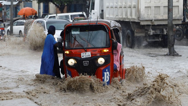 Lũ lụt tồi tệ nhất trong nhiều thập kỷ ở Somalia và Kenya khiến hàng chục người tử vong - Ảnh 3.