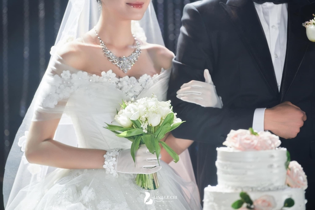 Váy cưới của Doãn Hải My: Thiết kế phủ ren ngọt ngào, cô dâu đội khăn voan đẹp tựa công chúa - Ảnh 4.