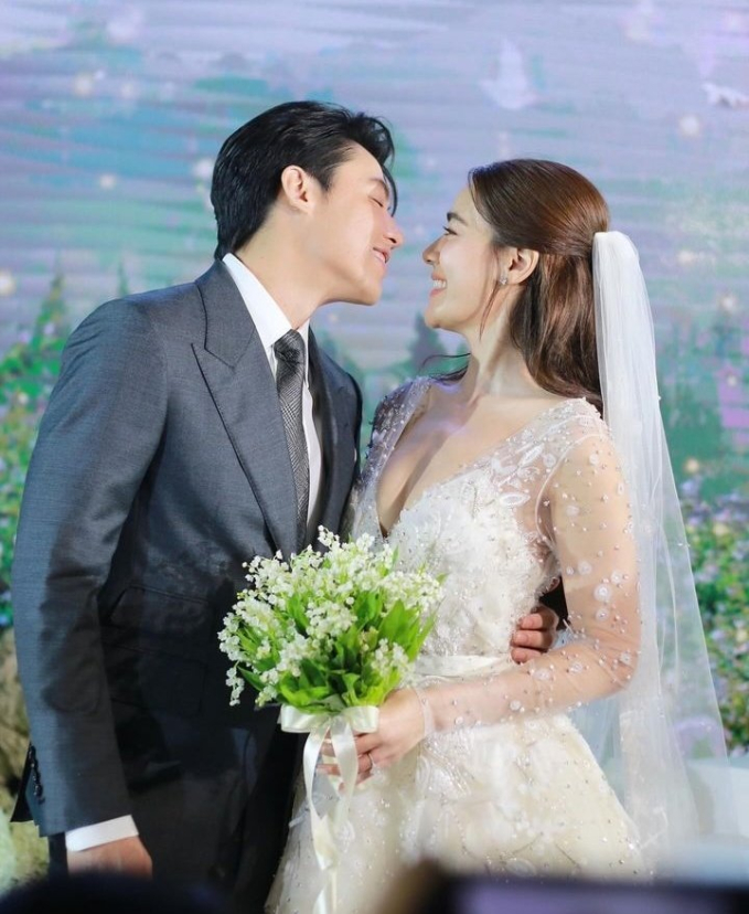 Đám cưới Kimmy Kimberley - Mark Prin tại Bangkok: Cô dâu chú rể trao nhau nụ hôn ngọt ngào trước ống kính truyền thông - Ảnh 5.