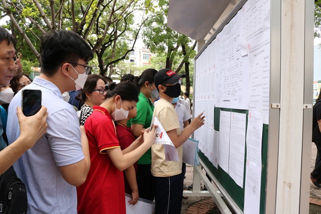 Học sinh, phụ huynh Hà Nội sốt ruột chờ chốt số môn thi vào lớp 10 - Ảnh 1.