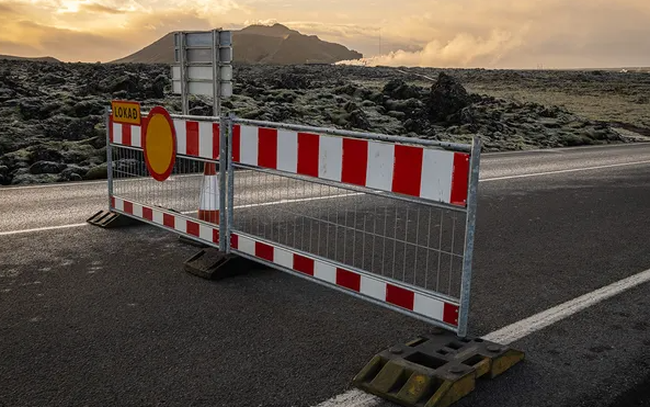 Ghi nhận 3.200 trận động đất, nguy cơ phun trào núi lửa cao, Iceland sơ tán dân - Ảnh 1.