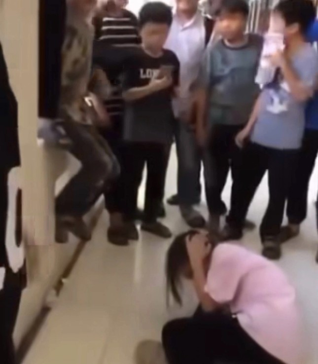 H&agrave; Nội: Th&ecirc;m một nữ sinh bị đ&aacute;nh hội đồng ngay tại trường học - Ảnh 1.