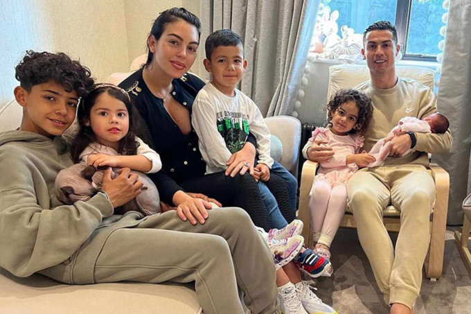 Ronaldo received 11 million hearts when posting a happy birthday to the little angel, netizens all said the same thing when looking at the photo of father and son - Photo 4.