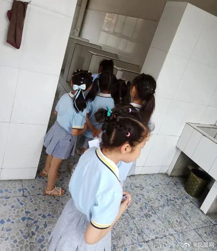 Bị cấm vui chơi trong giờ ra chơi, học sinh nhiều trường học ở Trung Quốc giải trí trong nhà vệ sinh
