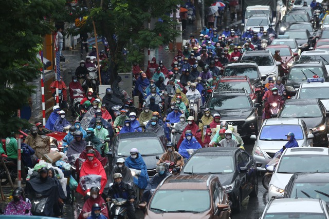 Dân công sở Hà Nội sáng nay: Đi làm trong mưa rét lại thêm tắc đường! - Ảnh 4.