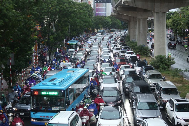 Dân công sở Hà Nội sáng nay: Đi làm trong mưa rét lại thêm tắc đường! - Ảnh 3.