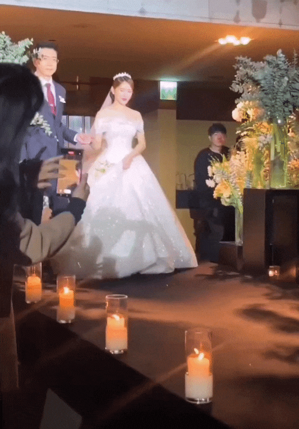 Đám cưới sao Hạ Cánh Nơi Anh và nữ ca sĩ kém 9 tuổi: Cô dâu chú rể hôn ngọt lịm, Ahn Bo Hyun cùng nam thần Vincenzo đổ bộ - Ảnh 2.