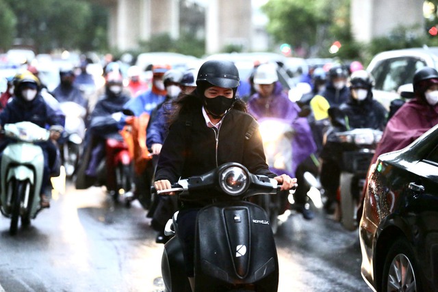 Dân công sở Hà Nội sáng nay: Đi làm trong mưa rét lại thêm tắc đường! - Ảnh 1.