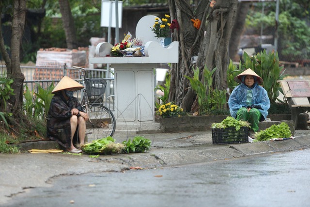 Dân công sở Hà Nội sáng nay: Đi làm trong mưa rét lại thêm tắc đường! - Ảnh 13.