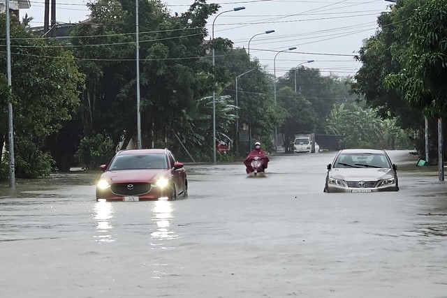 Mưa lớn, đường ngập, một số trường ở TP Vinh cho học sinh nghỉ học - Ảnh 1.