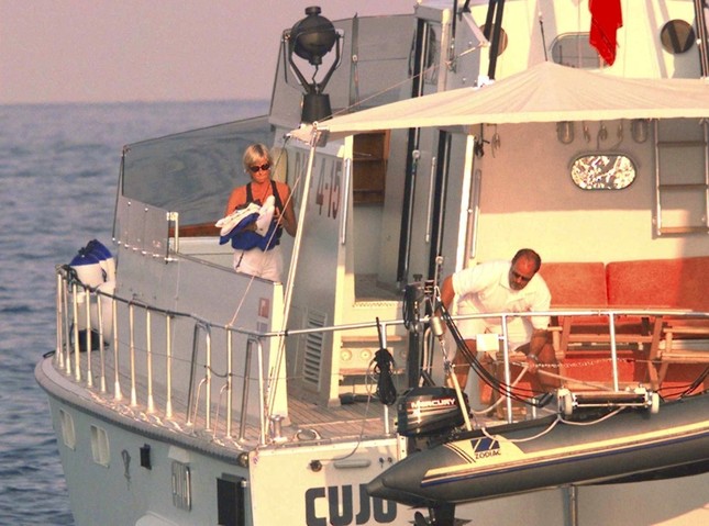 Cảnh phim Công nương Diana và bạn trai trên du thuyền gây tranh cãi - Ảnh 3.