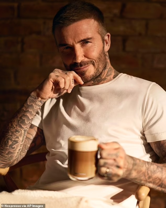 David Beckham đến xem con trai thi đấu giữa cái lạnh 10 độ, fan lo ngại về một điểm trên gương mặt của cựu danh thủ - Ảnh 5.