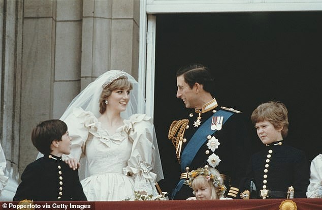 Cảnh phim Công nương Diana và bạn trai trên du thuyền gây tranh cãi - Ảnh 2.