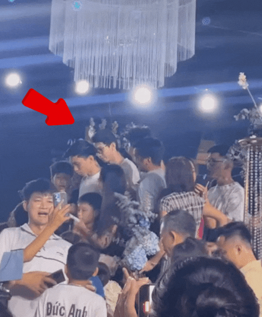 Đ&aacute;m cưới bỗng th&agrave;nh buổi họp fan của Đo&agrave;n Văn Hậu, Hải My n&oacute;i 1 c&acirc;u khi c&oacute; người bảo gọi chồng v&agrave;o ăn nốt - Ảnh 2.