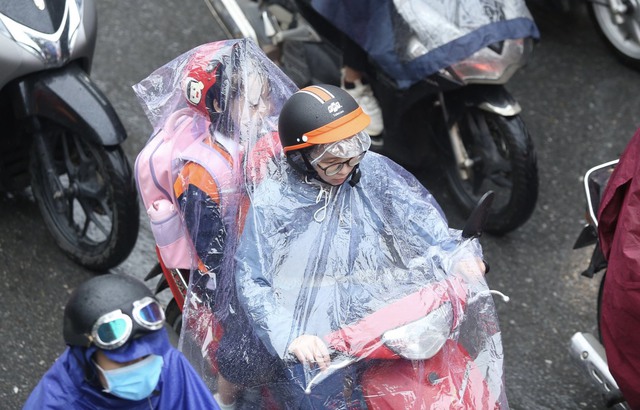 Dân công sở Hà Nội sáng nay: Đi làm trong mưa rét lại thêm tắc đường! - Ảnh 7.