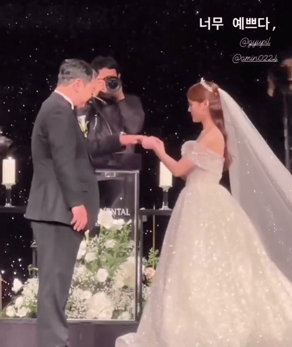 Đám cưới sao Hạ Cánh Nơi Anh và nữ ca sĩ kém 9 tuổi: Cô dâu chú rể hôn ngọt lịm, Ahn Bo Hyun cùng nam thần Vincenzo đổ bộ - Ảnh 6.