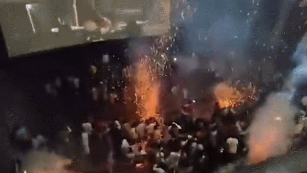 Đốt pháo ăn mừng sự xuất hiện của thần tượng, fan cuồng tạo nên cảnh tượng cháy nổ kinh hoàng trong rạp chiếu phim - Ảnh 2.