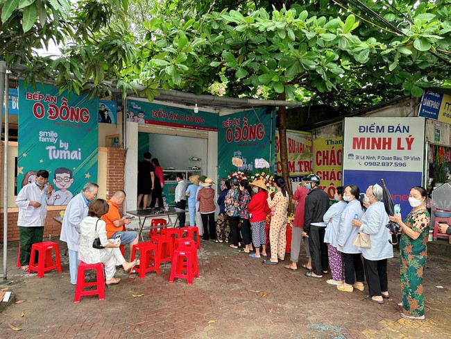 Vợ chồng hot TikToker xứ Nghệ chi 70 triệu mỗi tháng mở “Bếp ăn 0 đồng” giúp đỡ bệnh nhân có hoàn cảnh khó khăn - Ảnh 1.