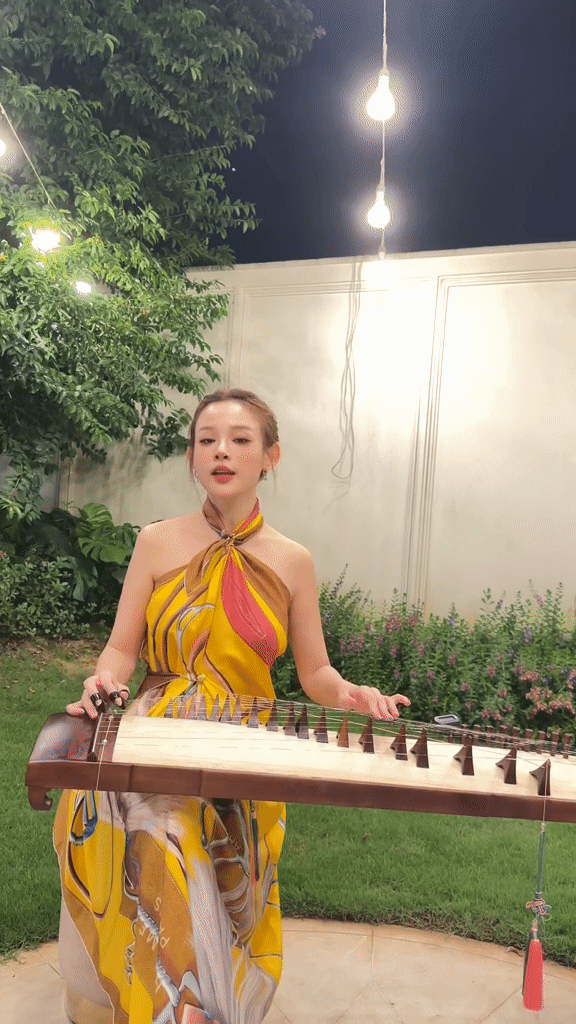 Chị đẹp Huyền Baby vừa đ&aacute;nh đ&agrave;n vừa h&aacute;t mộc trong vườn nh&agrave; 100 tỷ, netizen: G&igrave; cũng xuất sắc bảo sao chồng giữ ở nh&agrave;! - Ảnh 1.