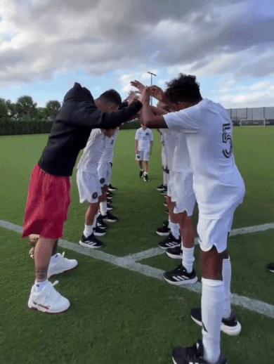 Messi cùng các cầu thủ nhí có màn chúc mừng sinh nhật bất ngờ, khiến cậu cả Thiago lập tức đứng hình - Ảnh 3.