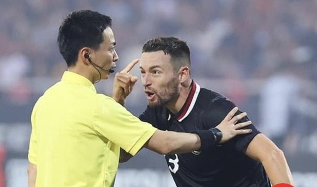 Tiền vệ nhạc trưởng ĐT Indonesia bị đối thủ dằn mặt: Tôi không ngại đạp vào chân anh ta - Ảnh 1.