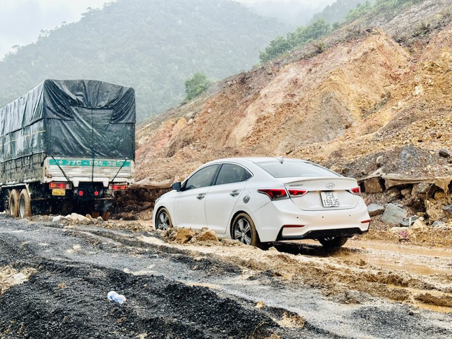 Cận cảnh sạt lở nghiêm trọng trên cao tốc La Sơn - Túy Loan - Ảnh 4.