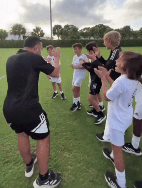 Messi cùng các cầu thủ nhí có màn chúc mừng sinh nhật bất ngờ, khiến cậu cả Thiago lập tức đứng hình - Ảnh 1.