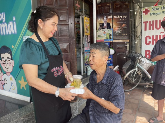 Vợ chồng hot TikToker xứ Nghệ chi 70 triệu mỗi th&aacute;ng mở &ldquo;Bếp ăn 0 đồng&rdquo; gi&uacute;p đỡ bệnh nh&acirc;n c&oacute; ho&agrave;n cảnh kh&oacute; khăn - Ảnh 7.