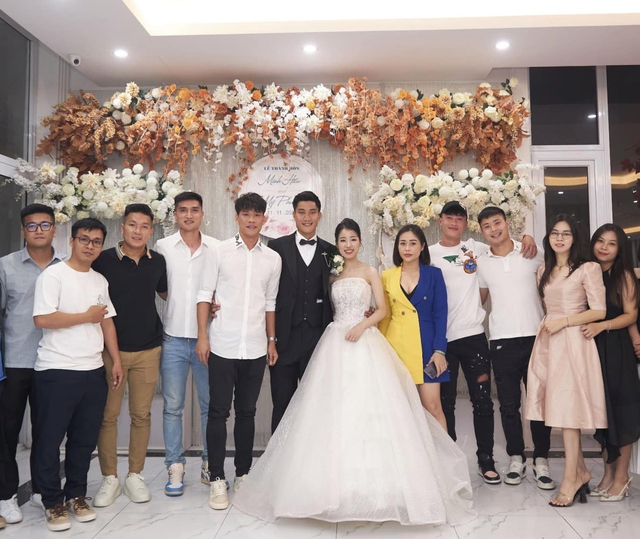 Cựu thủ môn U20 Việt Nam lấy vợ giáo viên, đám cưới không linh đình như Đoàn Văn Hậu nhưng trọn vẹn hạnh phúc - Ảnh 2.