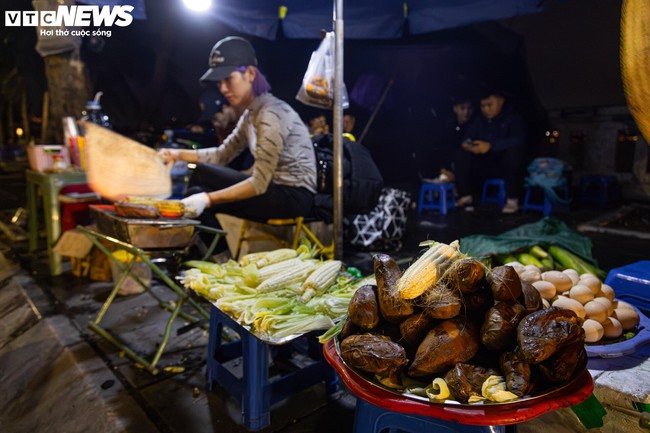 Hà Nội chuyển rét, quán ăn vỉa hè đông nghẹt khách từ sáng sớm đến đêm khuya - Ảnh 12.