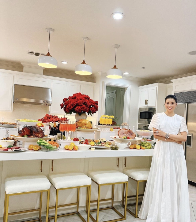 Phạm Hương flex biệt thự l&ecirc;n đ&egrave;n đ&oacute;n Noel: B&agrave;y tr&iacute; 6 c&acirc;y th&ocirc;ng, nh&igrave;n to&agrave;n cảnh ph&ograve;ng kh&aacute;ch biết gi&agrave;u cỡ n&agrave;o - Ảnh 10.