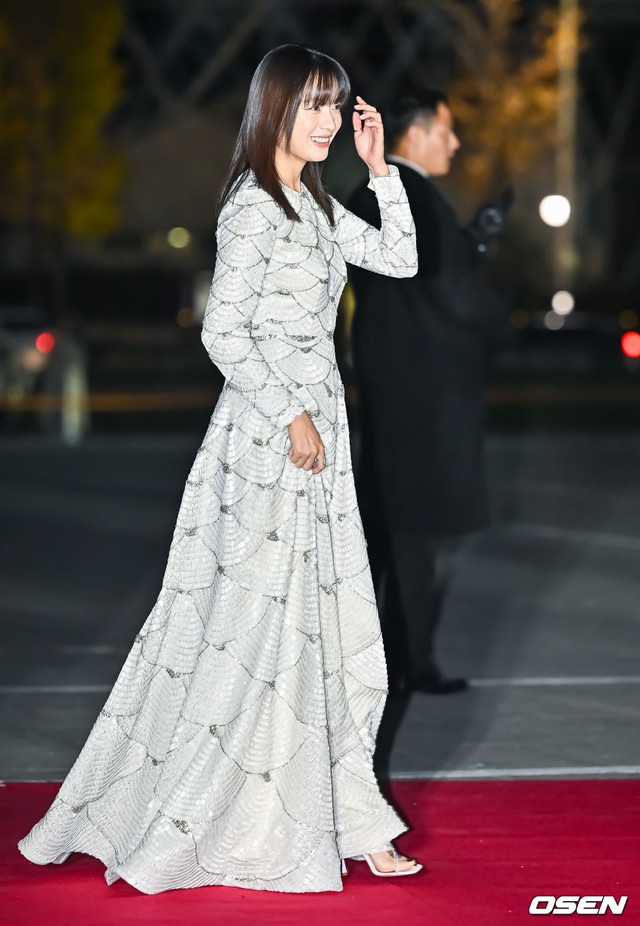 Thảm đỏ Oscar Hàn Quốc 2023: Han Hyo Joo khoe lưng trần so kè ác nữ, nam thần Kang Nam Soon lấn át đồng nghiệp - Ảnh 3.
