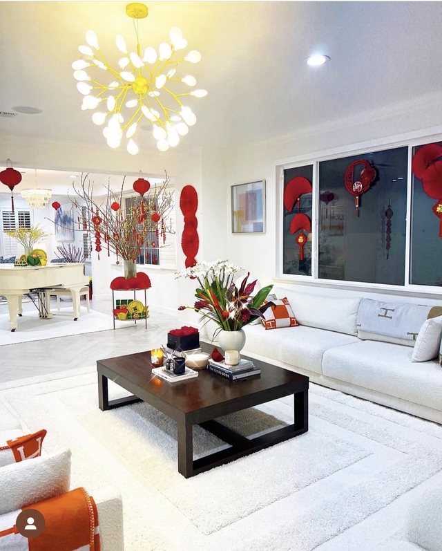 Phạm Hương flex biệt thự l&ecirc;n đ&egrave;n đ&oacute;n Noel: B&agrave;y tr&iacute; 6 c&acirc;y th&ocirc;ng, nh&igrave;n to&agrave;n cảnh ph&ograve;ng kh&aacute;ch biết gi&agrave;u cỡ n&agrave;o - Ảnh 9.