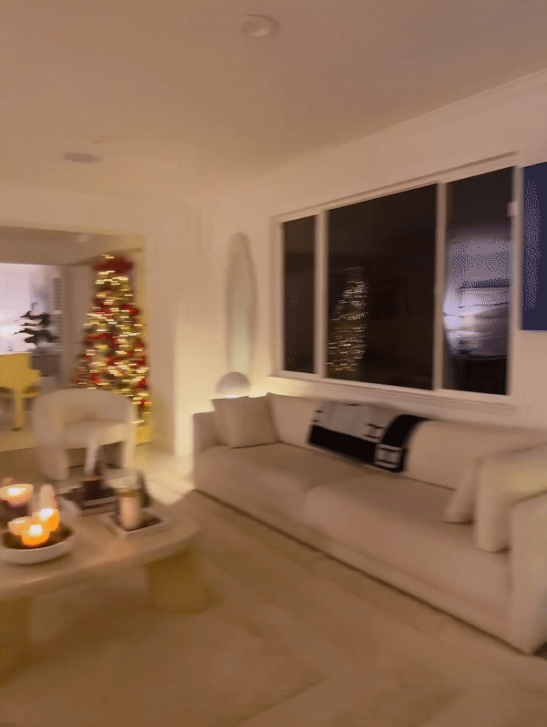 Phạm Hương flex biệt thự l&ecirc;n đ&egrave;n đ&oacute;n Noel: B&agrave;y tr&iacute; 6 c&acirc;y th&ocirc;ng, nh&igrave;n to&agrave;n cảnh ph&ograve;ng kh&aacute;ch biết gi&agrave;u cỡ n&agrave;o - Ảnh 7.