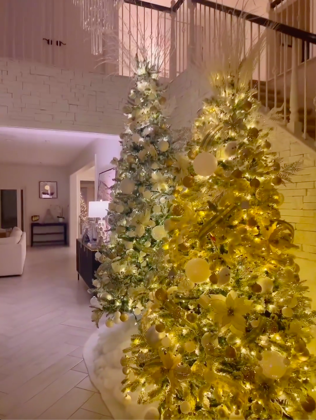 Phạm Hương flex biệt thự l&ecirc;n đ&egrave;n đ&oacute;n Noel: B&agrave;y tr&iacute; 6 c&acirc;y th&ocirc;ng, nh&igrave;n to&agrave;n cảnh ph&ograve;ng kh&aacute;ch biết gi&agrave;u cỡ n&agrave;o - Ảnh 3.