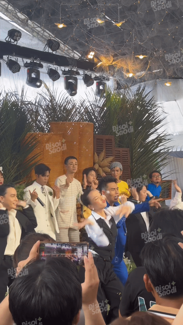 Văn nghệ cây nhà lá vườn đám cưới Puka: Dương Lâm chơi lớn debut bài hát mới, Hòa Minzy đu cây quẩy tới bến - Ảnh 3.
