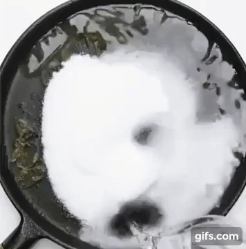 Đầu bếp kh&aacute;ch sạn chia sẻ l&yacute; do v&igrave; sao kh&ocirc;ng n&ecirc;n rửa chảo dầu mỡ bằng nước n&oacute;ng, nguy&ecirc;n nh&acirc;n xuất ph&aacute;t từ th&oacute;i quen của 90% người d&ugrave;ng - Ảnh 5.