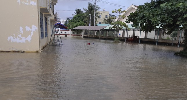 Hơn 4.000 học sinh ở Bình Định nghỉ học vì mưa lũ - Ảnh 2.