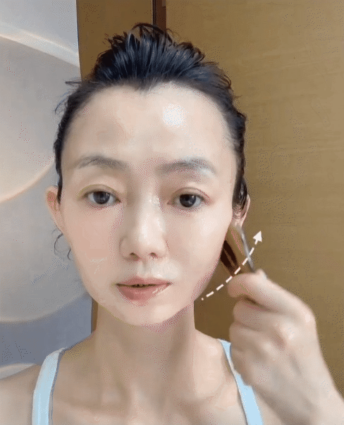 3 việc m&agrave; người phụ nữ 54 tuổi n&agrave;y l&agrave;m mỗi ng&agrave;y để giữ g&igrave;n l&agrave;n da khỏe đẹp - Ảnh 8.